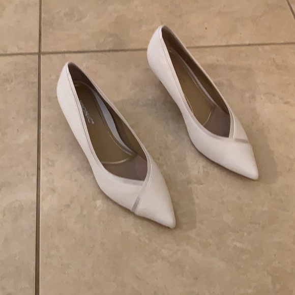 Vionic kitten heel Sylvie pump in white NWT - Picture 6 of 14